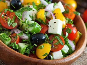 Салат с сыром и оливками