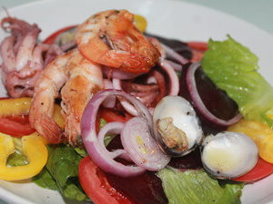 зеленый салат с морепродуктами