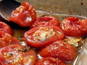 Печеные с базиликом и чесноком томаты