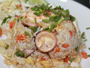 Жареный рис с морепродуктами или креветками